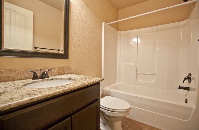Building Photo - ***901 Oakwood Lane***