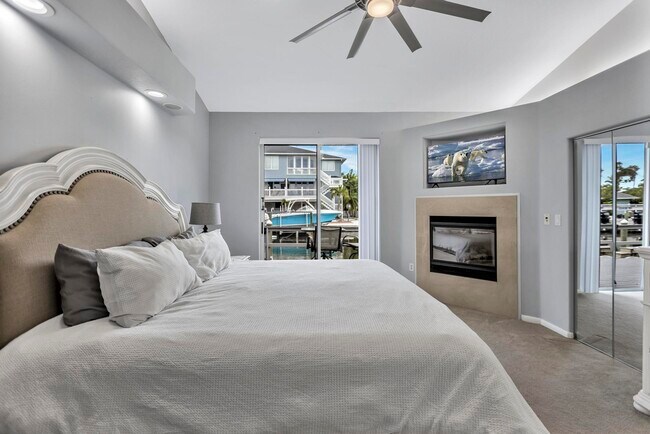 Building Photo - 2127 Lagoon Dr