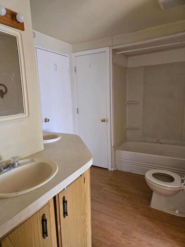 Building Photo - Three Bedroom, Pet Friendly Home!