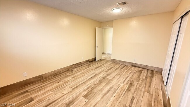Building Photo - 3090 E Desmond Ave