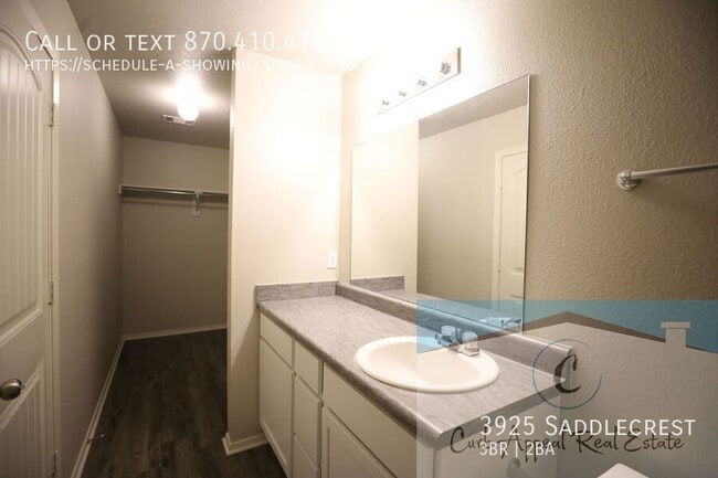 Building Photo - Move in special $700!! Beautiful 3 bed / 2...