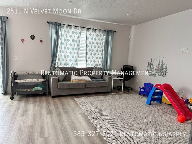 Building Photo - 2511 N Velvet Moon Dr