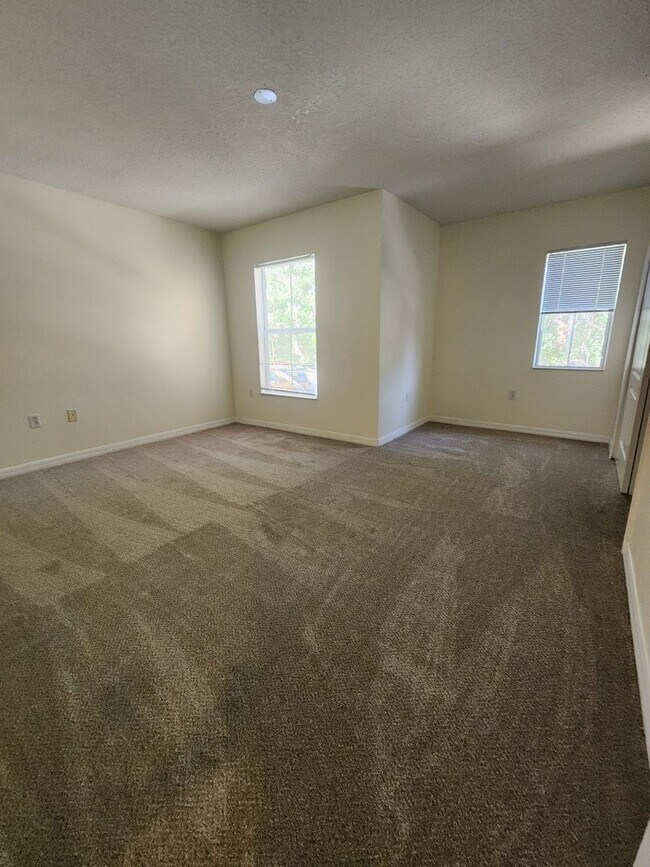 Building Photo - $300 Off First Full Months Rent-Spacious townhome in Riverview!