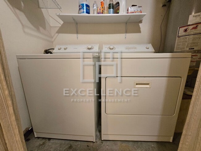 Building Photo - 1/1.5 Townhouse - Pets Negotiable, 1003SF,...