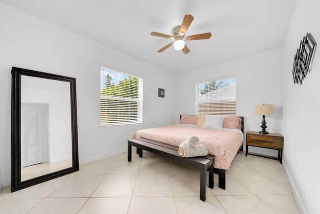 Building Photo - 842 SW 11th Ct