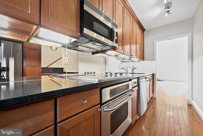 Building Photo - 3291 Sutton Pl NW