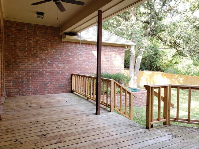 Building Photo - 3106 Lake Forest Dr