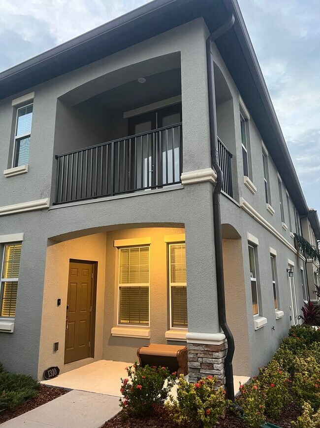 Building Photo - Incredible 5 Bedroom, 3 Bath Town home wit...