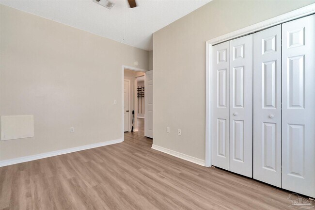 Building Photo - 208 Wildflower Ln
