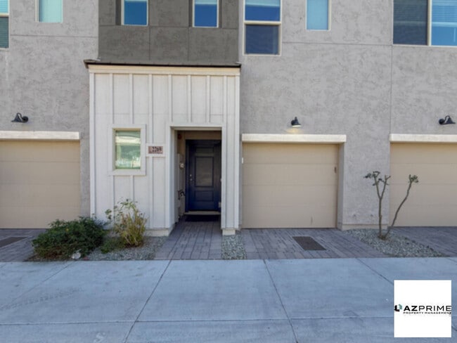 Building Photo - Exceptional Partially-Furnished 2/2.5 North Phoenix Townhome!
