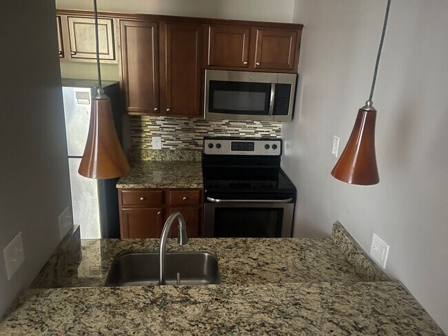 Building Photo - Corryville Condo_ Heat Paid