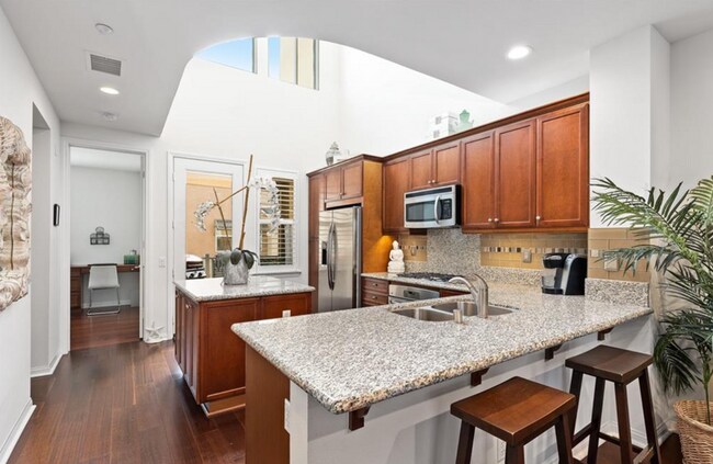 Building Photo - Light & Bright 2 Bedroom, 2 Bathroom Townhome