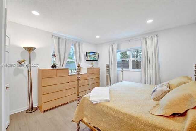 Building Photo - 2889 NE 35th St