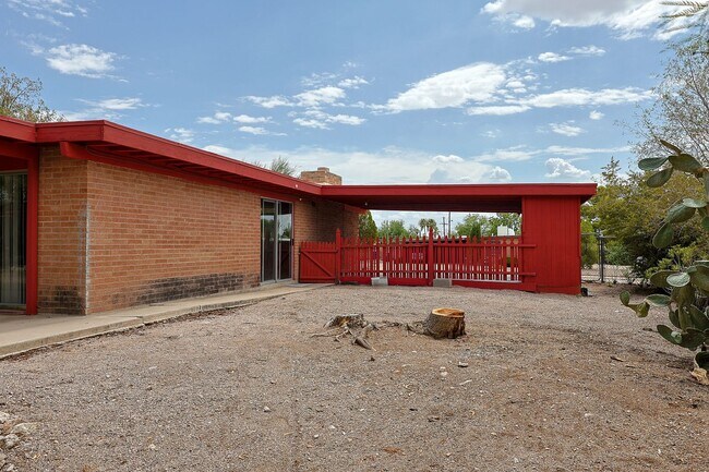 Building Photo - 618 N Medford Dr