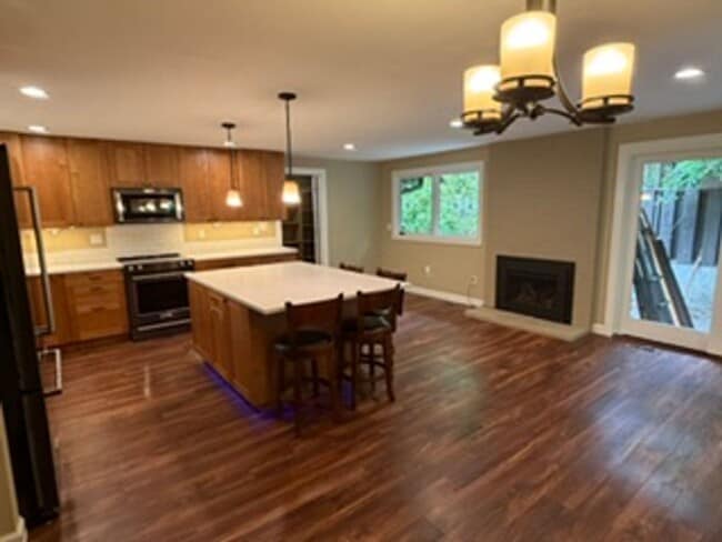 Building Photo - Charming, Spacious, Updated Home in Lake Oswego!