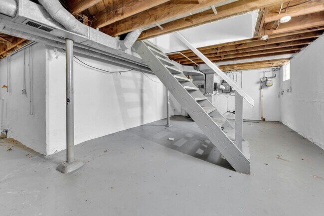 Building Photo - Colerain- Charming single-family home