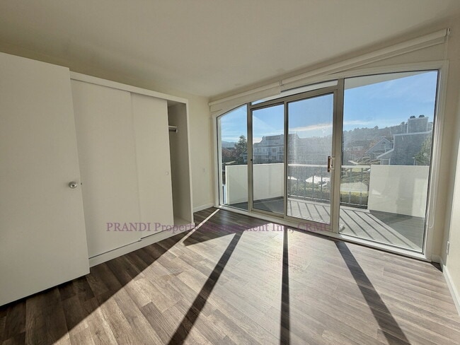 Building Photo - Bright Shelter Bay Condo with Water Views!