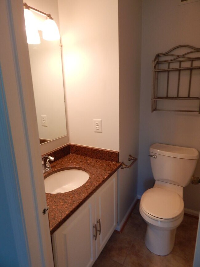 Building Photo - Cozy TH in Great Alexandria Location!