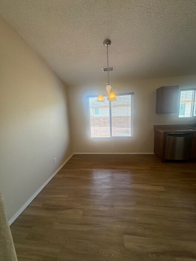 Building Photo - 3 bed 2 bath home in Huning Ranch