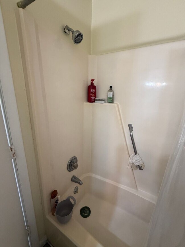 Building Photo - Claytor Square Condo | Ideal Student Living Near VT