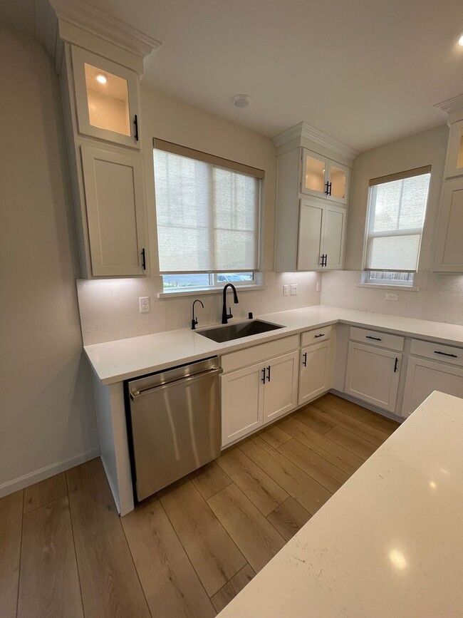 Building Photo - Beautiful new home with open floor plan av...