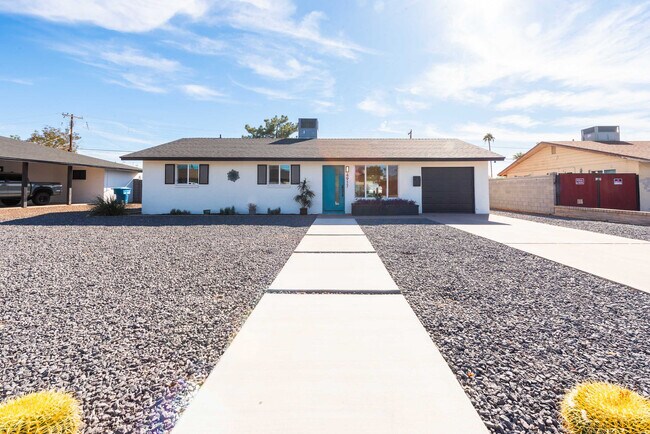 Building Photo - 4917 E Granada Rd