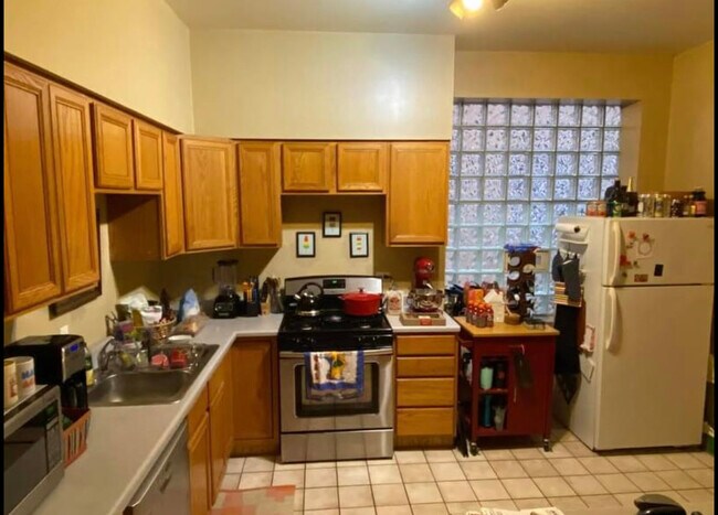Kitchen - 906 N Oakley Blvd
