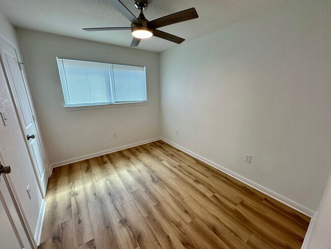 Building Photo - 116-118-118 W Gruver Cir