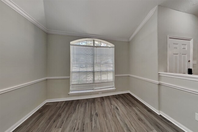 Building Photo - 1015 S Wellsford Dr