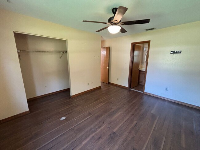 Building Photo - Ocala Park Estates / 2/2 ***Won't Last***