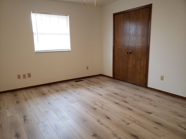 Building Photo - Bed | 2 Bath | 2 Car Garage - Putnam City ...