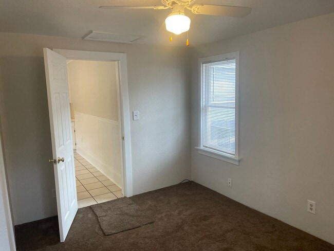Building Photo - Comfortable 3-Bedroom Home with Huge Backy...