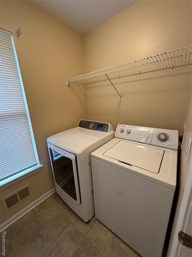 Building Photo - 4446 Sherwood Cir