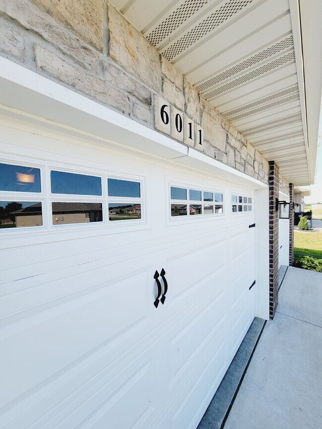 Building Photo - Luxuary in River Pointe Subdivision - Ozark!