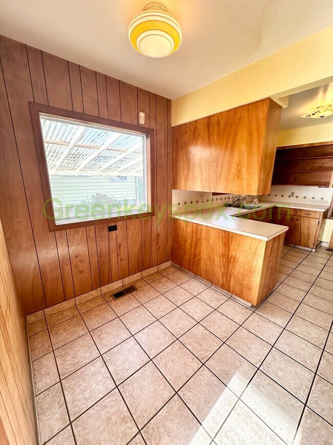 Building Photo - Wow! Amazing 3-bedroom 1-bath house with large fully fenced backyard