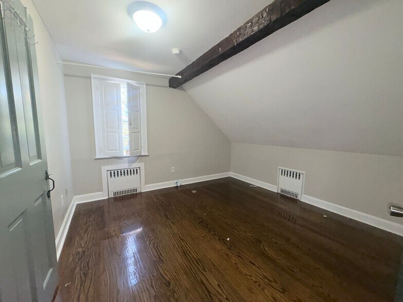 Building Photo - 2860 Whitney Ave