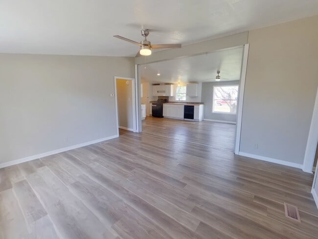 Building Photo - 2320 E MacArthur Rd