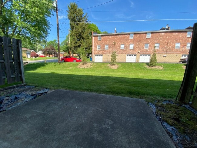 Building Photo - Incredible Two Bedroom Townhouse in Plum! Garage, Yard & More! Call Today!