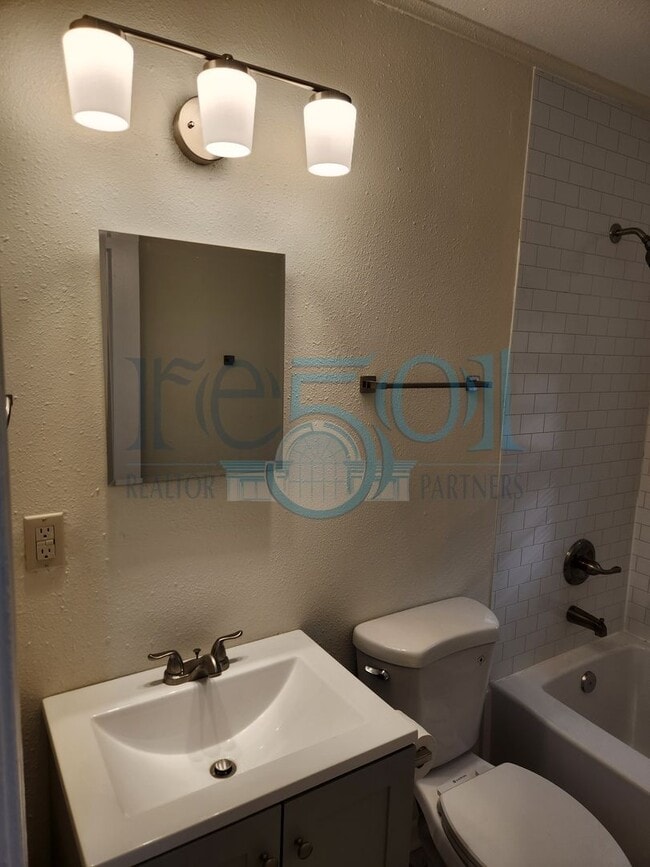 Building Photo - N Elm Duplex (200-202)