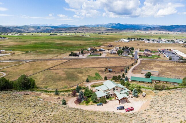 Building Photo - Private Hillside Ranch Home Available Wint...