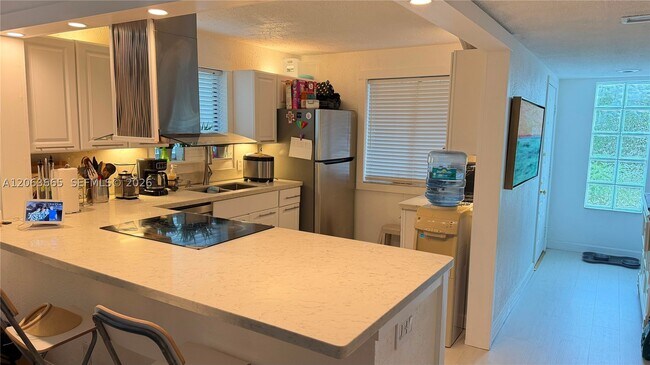 Building Photo - 440 Lakeview Dr