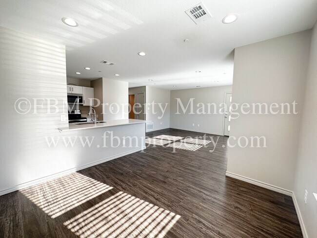 Building Photo - Hidden Creek Townhomes, Unit 311 - Gorgeou...