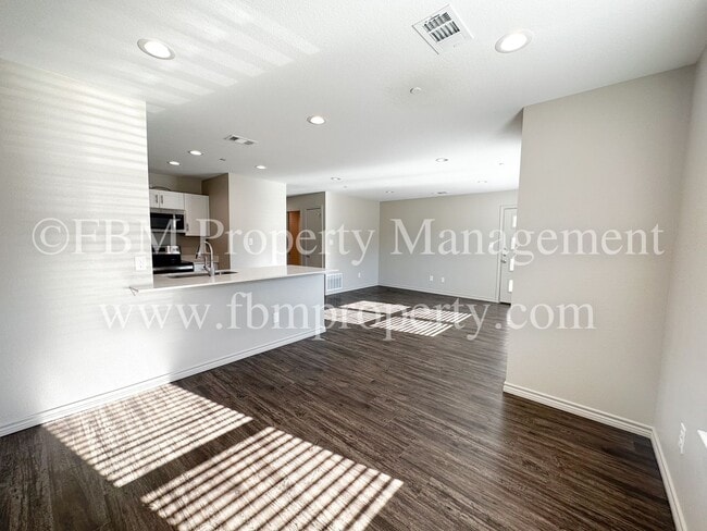 Building Photo - Hidden Creek Townhomes, Unit 311 Gorgeous 2 Bedroom, 2 Bathroom Townhome Home in Ennis, TX!