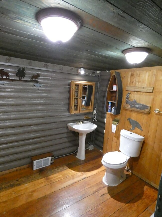 Building Photo - APPLICATION PENDING - **Charming Cabin**