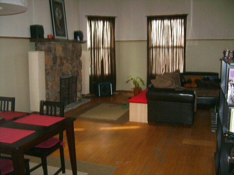 Building Photo - 2350 W Augusta Blvd