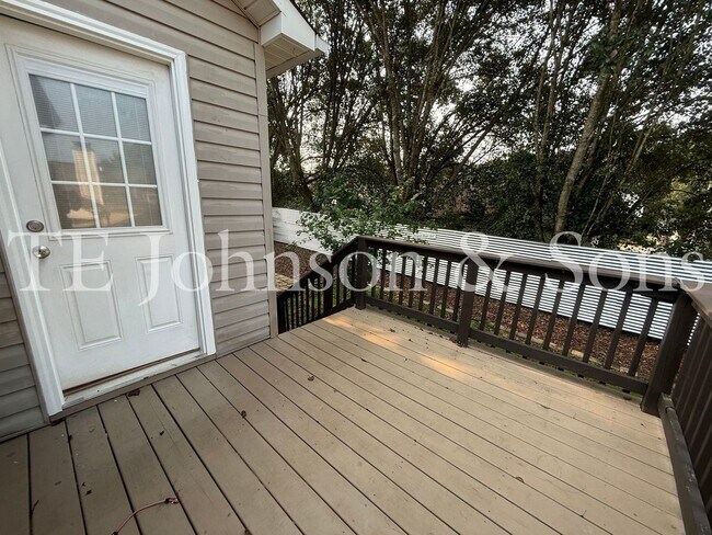 Building Photo - Charming One Level 3 Bedroom Home with Fenced Yard, Garage, and Deck