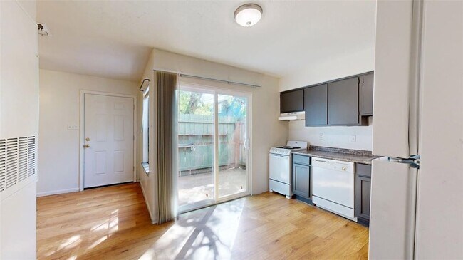 Building Photo - 725 Peppertree Dr