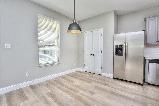 Building Photo - 204 Russet Trl