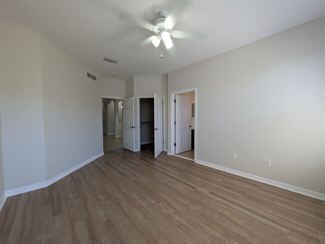 Building Photo - Top Floor Condo at Lakeside at Lakes of Windermere