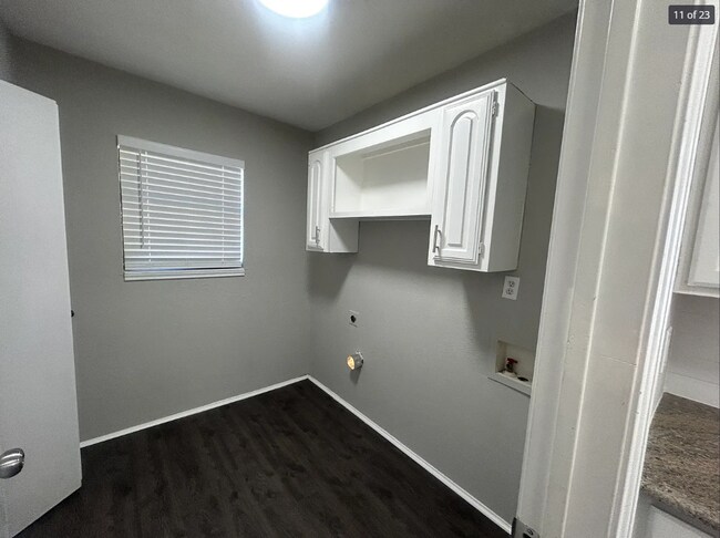 Building Photo - 2801 Meadowview Dr